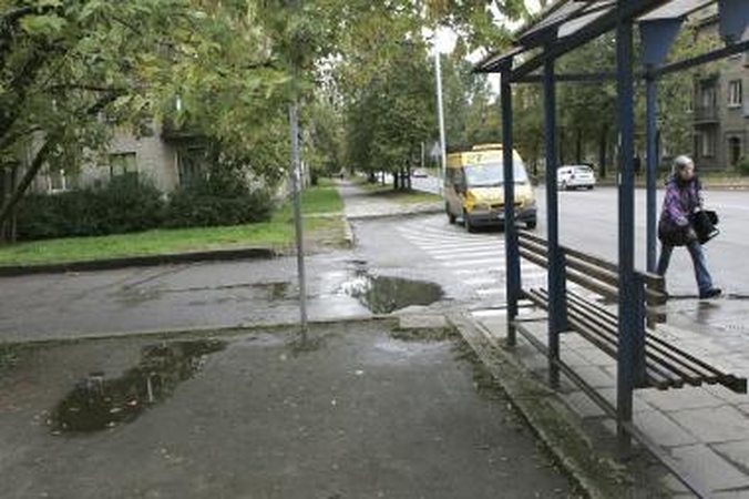 Šūviai degalinėje, subadytas vyras stotelėje