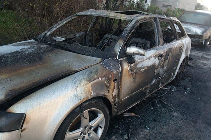 Vilniuje sudeginti du automobiliai
