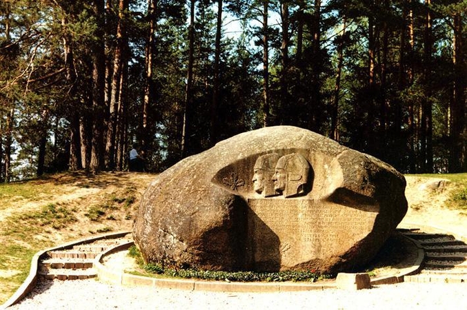 Prie akmenų Lietuvoje - kiaušinių, lašinių ir pinigų aukos