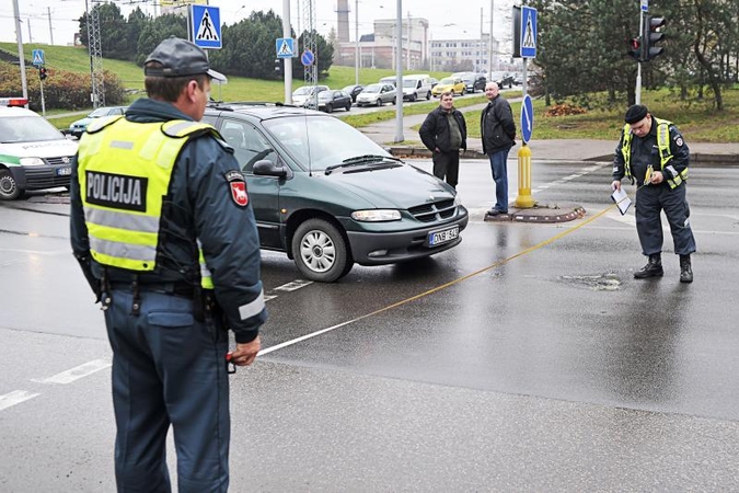 Neries krantinėje automobilis partrenkė per perėją ėjusią moterį
