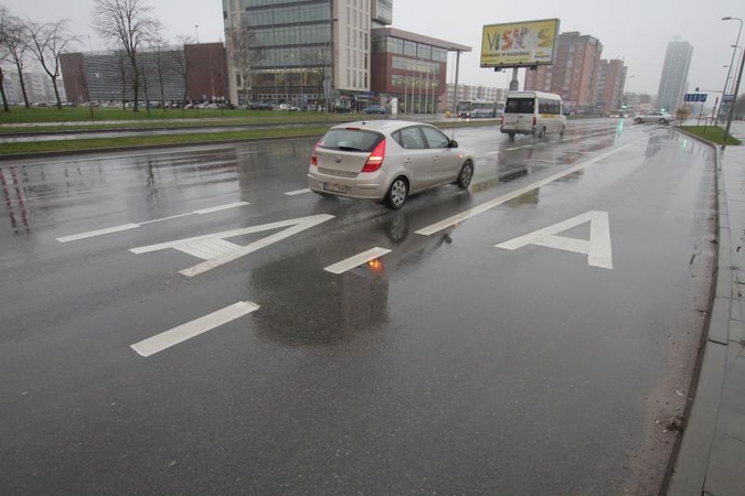 Berlyne – kova su autobusų juostose paliekamais automobiliais