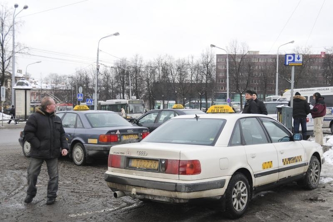 Automobilį palikus taksi vietoje - 300 litų bauda