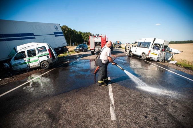 Netoli Kauno – 5 automobilių mėsmalė, 2 žuvo, 7 sužeisti (papildyta)
