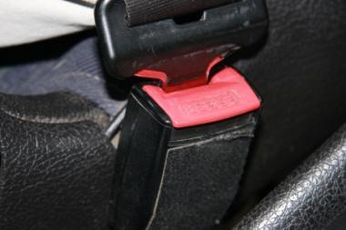 Taksistai nesisegės saugos diržų, o visi galės naudoti dygliuotas padangas?