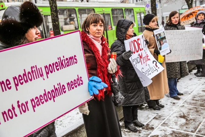 Piketuotojai Kaune piktinosi: „Mūsų vaikai –  ne pedofilų poreikiams!“