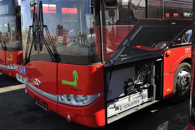 Autobuse įrengta vaizdo kamera užfiksavo chuliganų išpuolį
