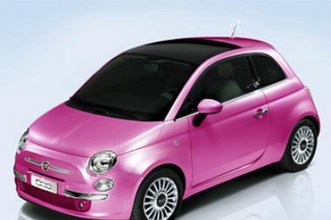 Barbės jubiliejui - „barbiškas“ „Fiat 500“