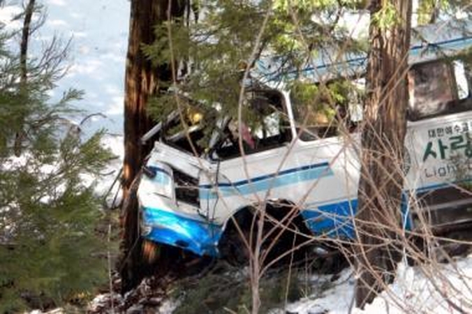 Kalifornijoje nuo skardžio nukrito autobusas