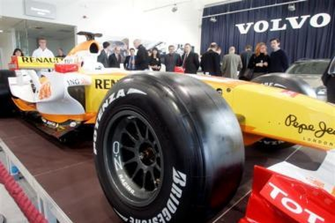 „Sostenos“ įkurtuvėse - „Formulės-1“ bolidas