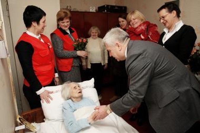 Šimtametė senolė sulaukė sveikintojų