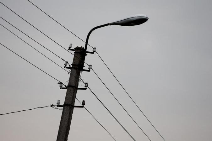 Vyras susižalojo nugriuvęs kartu su elektros stulpu
