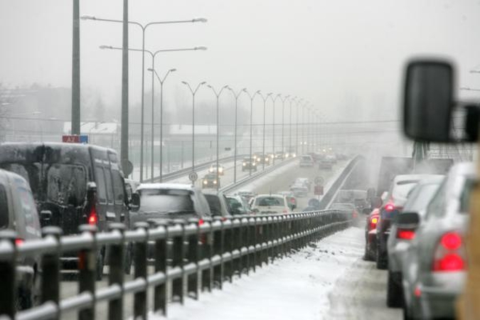 Kelių būklė: slidu, yra neišvažiuojamų kelių