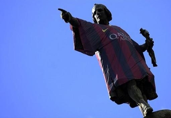 Amerikos atradėjo K.Kolumbo statula apvilkta „Barcelona“ marškinėliais