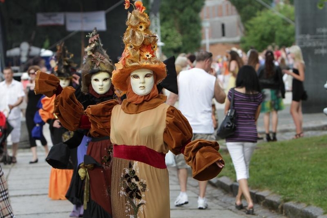 Teatrų festivalis „Šermukšnis“: nuo savęs – pasaulio link (programa)