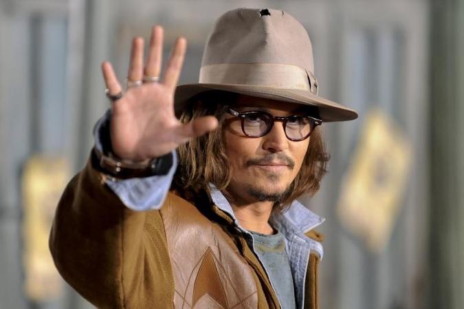 Johnny Deppas atsiprašė fotosesijas prilyginęs prievartavimui