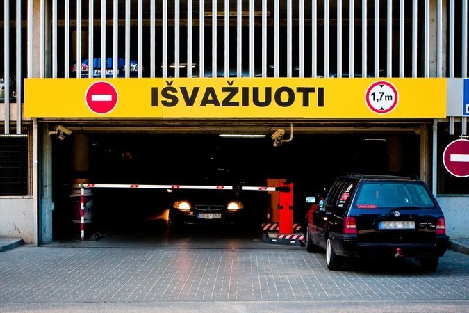 Mirtis: automobilių stovėjimo aikštelėje nuo turėklų nukrito vyras