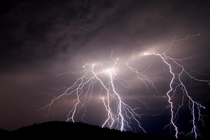 Lenkų porą Rumunijoje nutrenkė žaibas