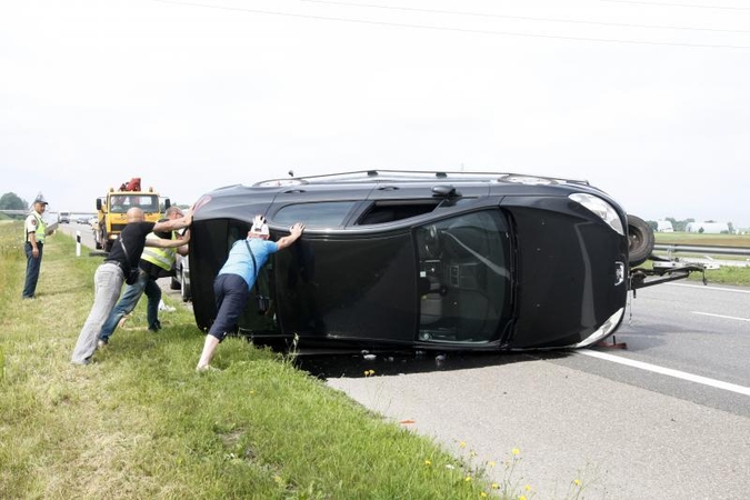 Dėl avarijos autostradoje paralyžiuotas eismas