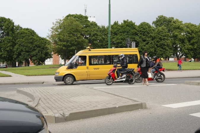 Prieš birbiančius motorolerius – šakėmis