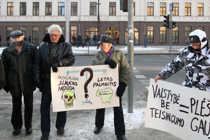 Prokurorams antausį kirtusį kaunietį palaikė būrys pasekėjų