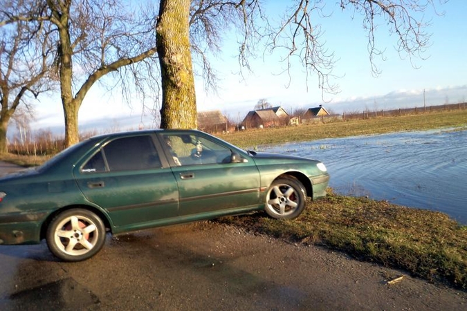 Savaitgalį Rusnės kelyje vanduo atslūgo 