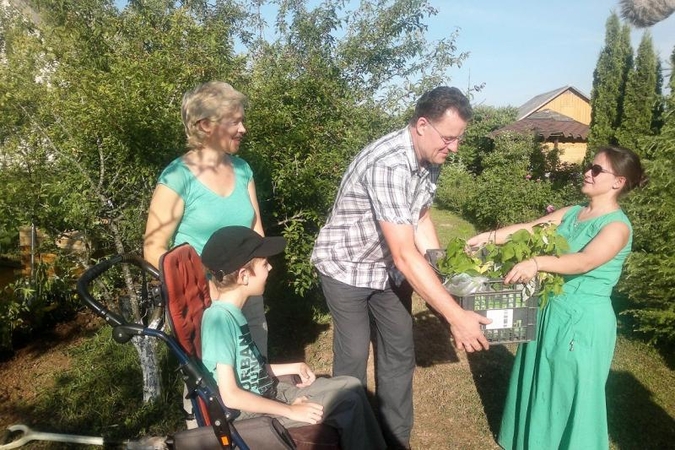 Dainininkė E. Sašenko kūrė svajonių sodą sergančiam vienuolikmečiui