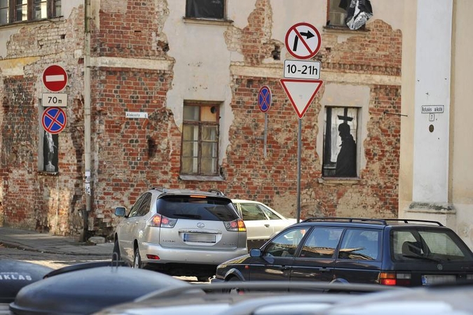Prie Rotušės aikštės – lavina pažeidimų. Kaltas vairuotojų įprotis?