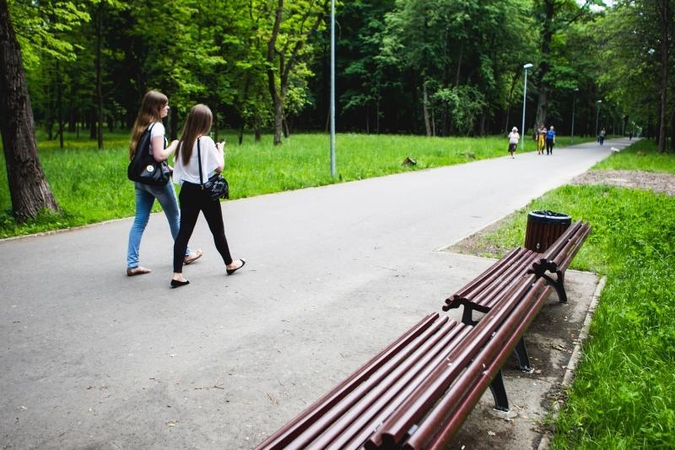 Ąžuolyne pagaliau galima prisėsti ant naujų suoliukų