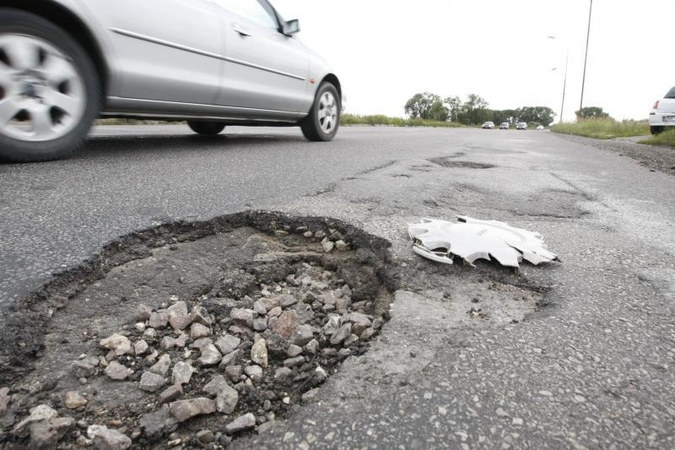 Vilniečiai raginami pranešti apie atsivėrusias duobes keliuose