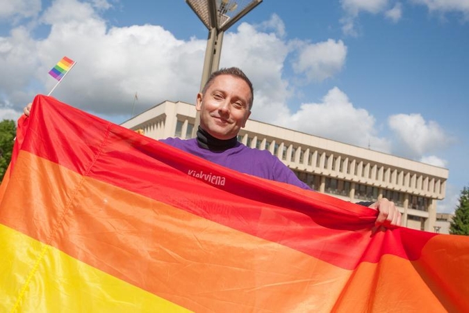 Gėjų pergalė: už vyro lytinį santykiavimą su vyru nebaudžiama 20 metų