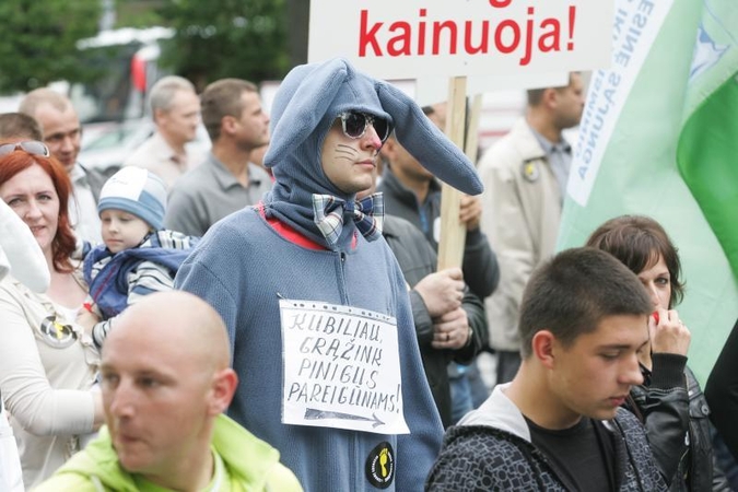 Statutiniai pareigūnai piketuoja šalia Vilniaus oro uosto (papildyta)