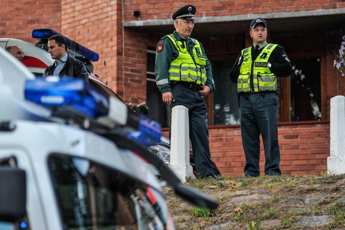 Antakalnio gatvėje Vilniuje - BMW nepraleido motociklo
