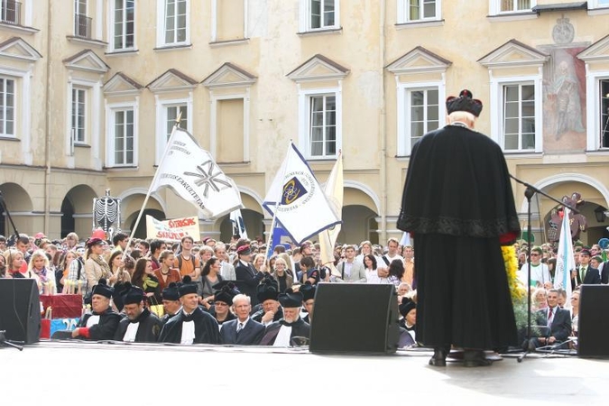 5 proc. aukštųjų mokyklų absolventų renkasi profesinio mokymo centrus