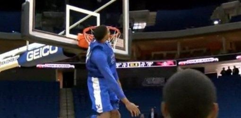 Įspūdingas šuolis: potencialus NBA naujokas pabučiavo lanką