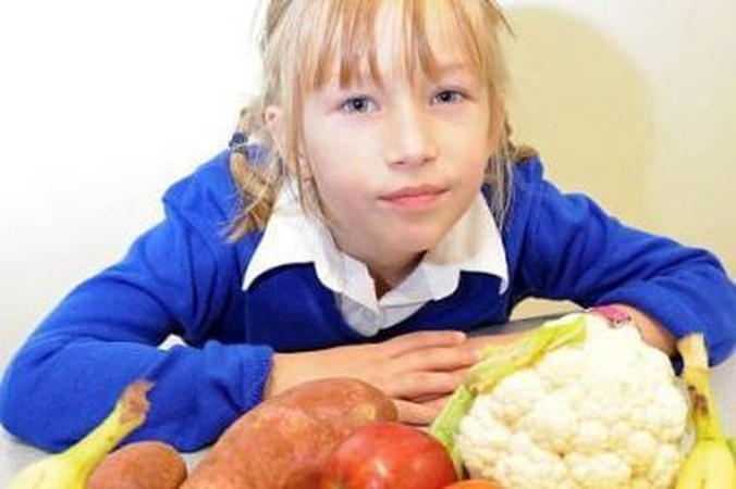 Mergaitė gali valgyti tik daržoves ir vaisius