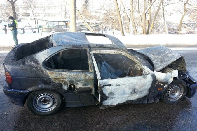 Po smūgio į autobusą BMW supleškėjo, vairuotoja teisinosi karščiavimu 