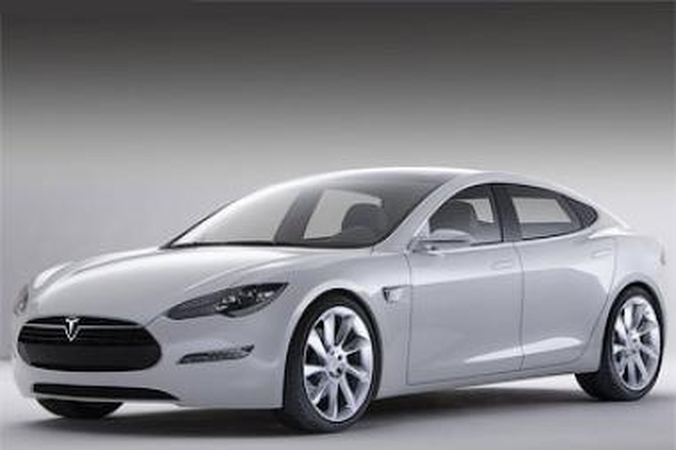 „Tesla“ pristatė antrą elektromobilį