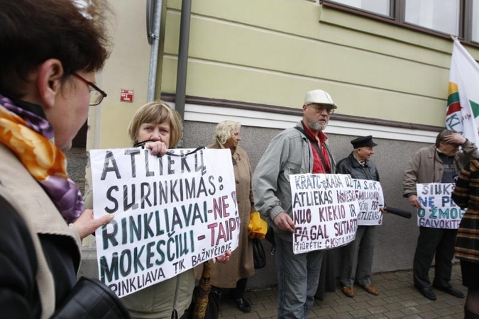 Dėl rinkliavos už atliekas – klaipėdiečių piketas 