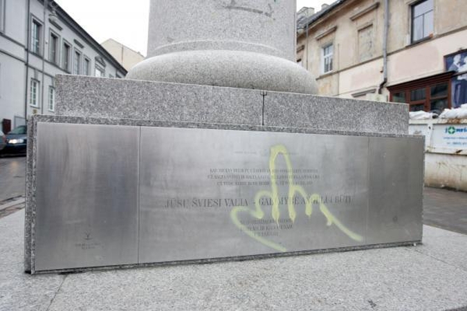 Vilniuje vandalai išniekino Užupio angelą, Mindaugo ir Gedimino paminklus