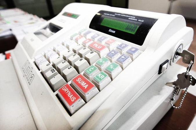 Ginkluoti plėšikai iš naktinio baro pagrobė kasos aparatą