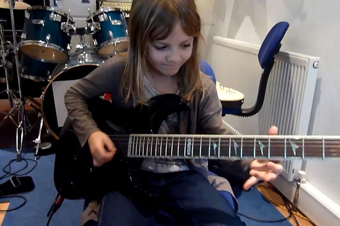 Aštuonerių gitaros virtuozė - nauja interneto sensacija
