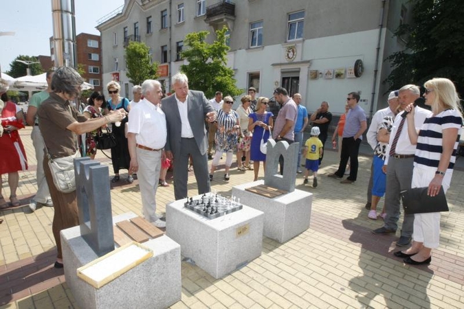 M. Mažvydo alėją papuošė žaismingi suoliukai