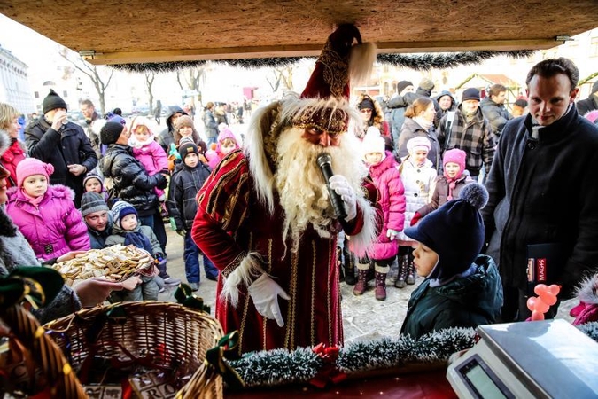 Rotušės aikštėje įsikūrė Kalėdų miestelis