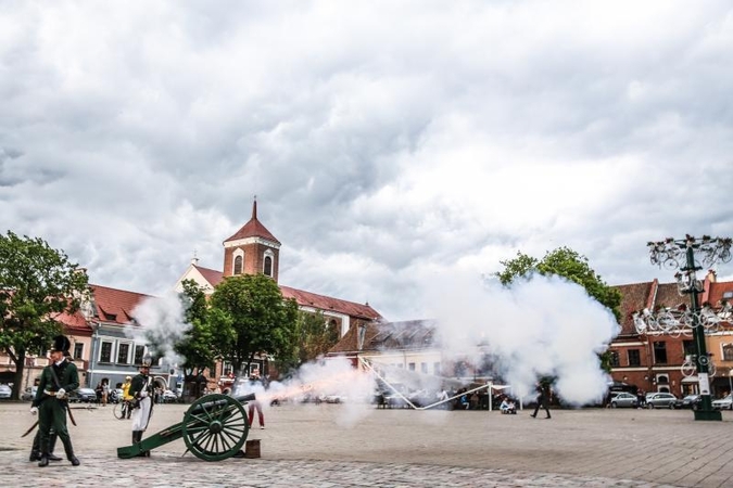 Rotušės aikštę drebino patrankos šūviai 