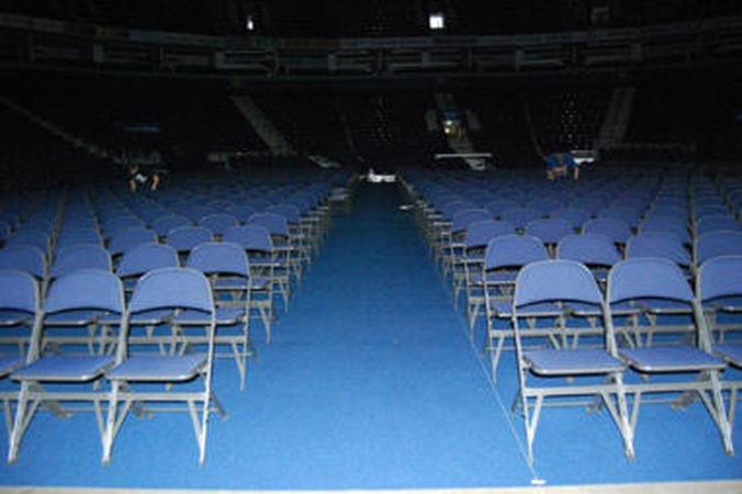 Prieš Stingo koncertą „Siemens“ arena klojama specialia kilimine danga 