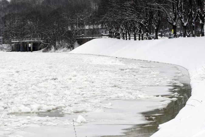 Vilniuje nuo Karaliaus Mindaugo tilto nušoko mergina