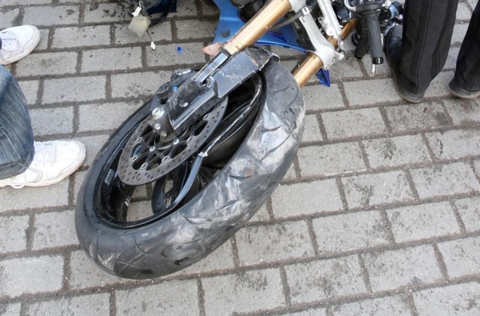 Motociklininkas bandė važinėtis ant vieno rato, bet tėškėsi į mašiną