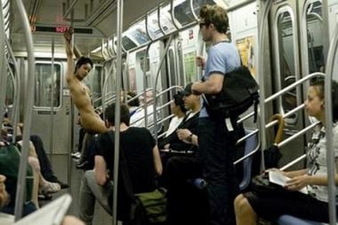 Niujorkiečius kaitino ir gąsdino metro striptizą šokusi mergina