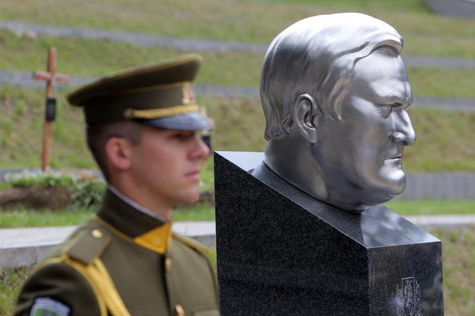 Paminklas A.M.Brazauskui netrukus taps savivaldybės nuosavybe
