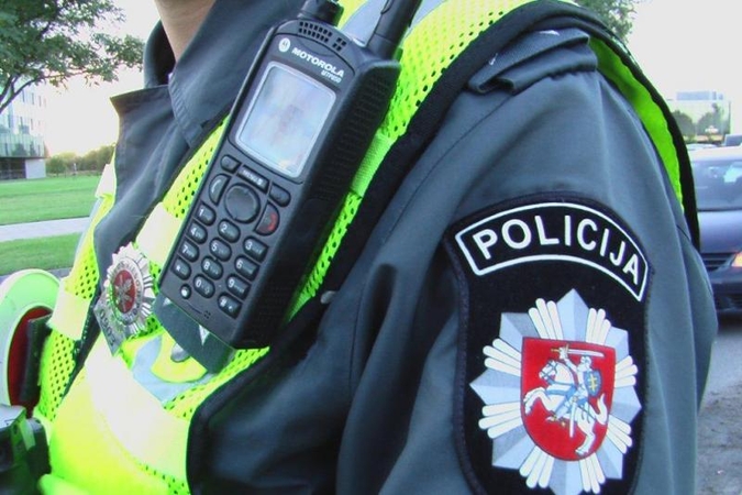 Namuose triukšmavęs užsienietis policiją puolė savadarbiu durtuvu